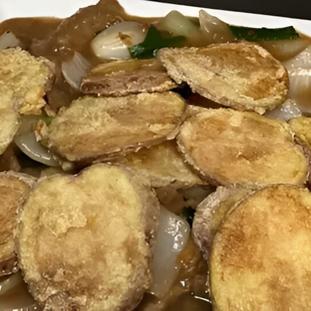 Beef with Crispy Potato Chips.
